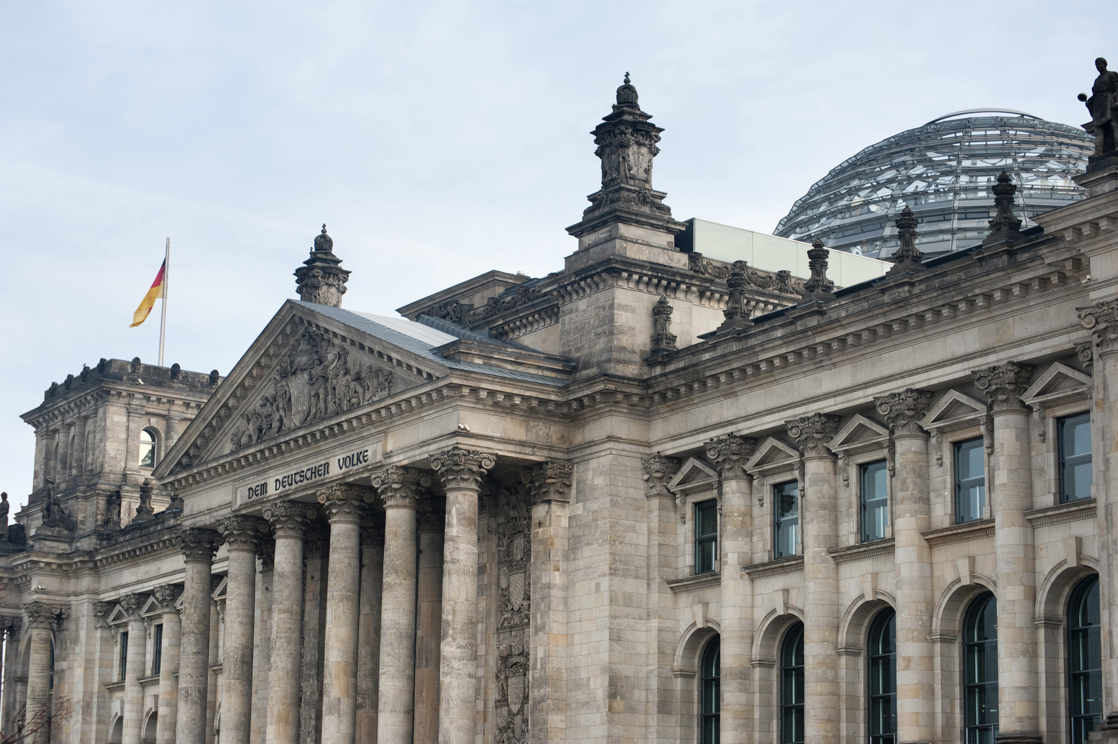 an image of dedication on the front of the reichstag, for the German people