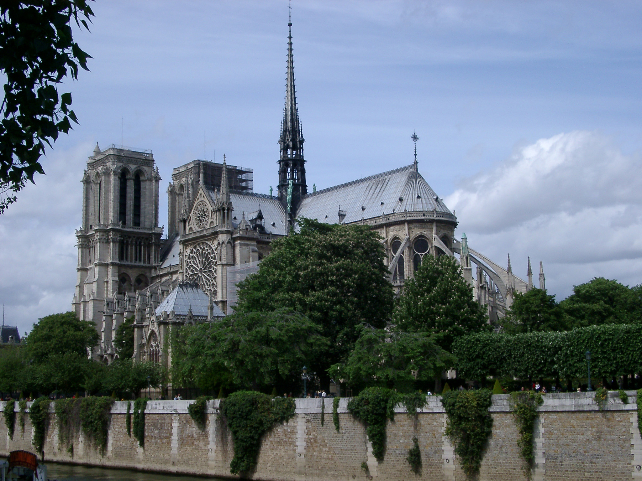 an image of Notre Dame Cathedral viewed from the side from the bank of the Seine River showing the flying buttress design