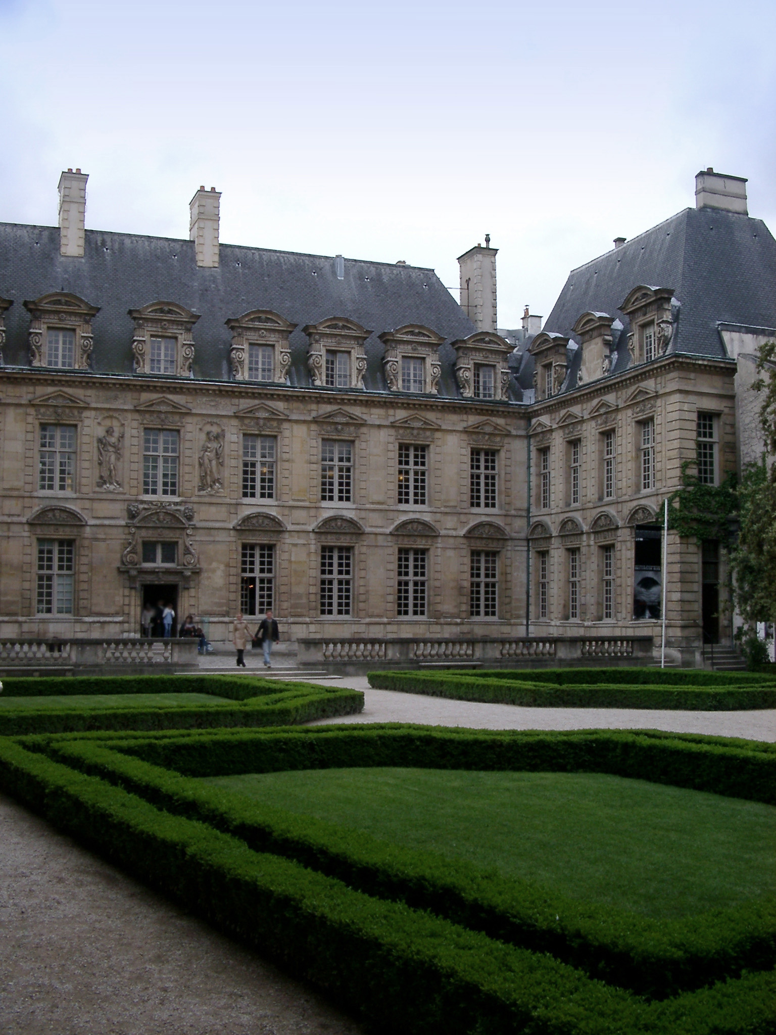 an image of Garden at Vinatge Architectural Hotel de Sully Near the Place des Vosges