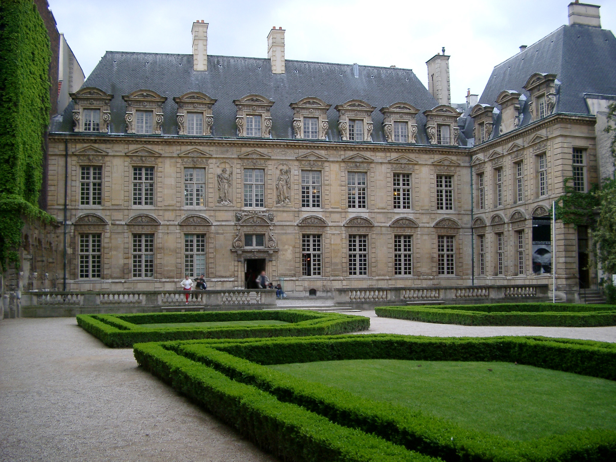 an image of Secret Garden Near Oldest Planned Square in Paris Place Des Vosges
