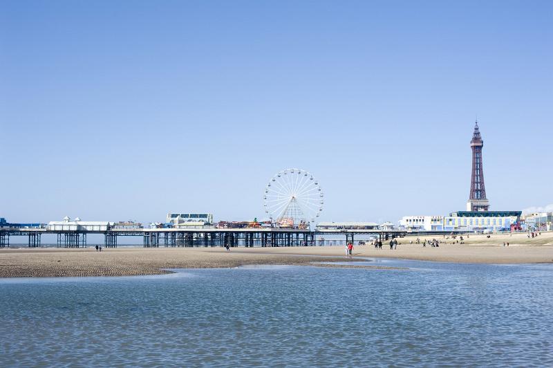 blackpools central pier with ferris wheel