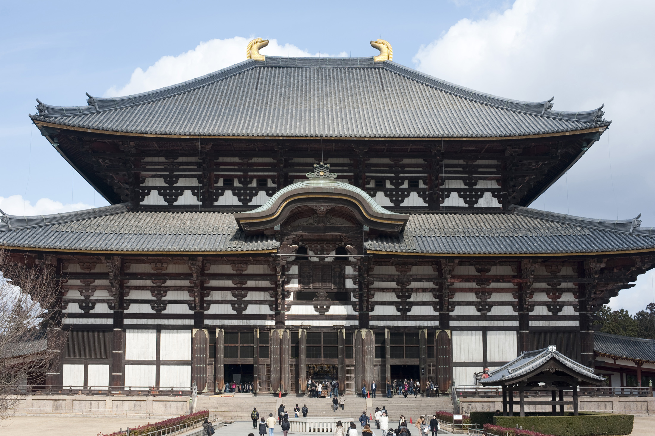 an image of The wooden great hall or Daibutsuden at Todai-ji, one of the lagest wooden buildings in the world