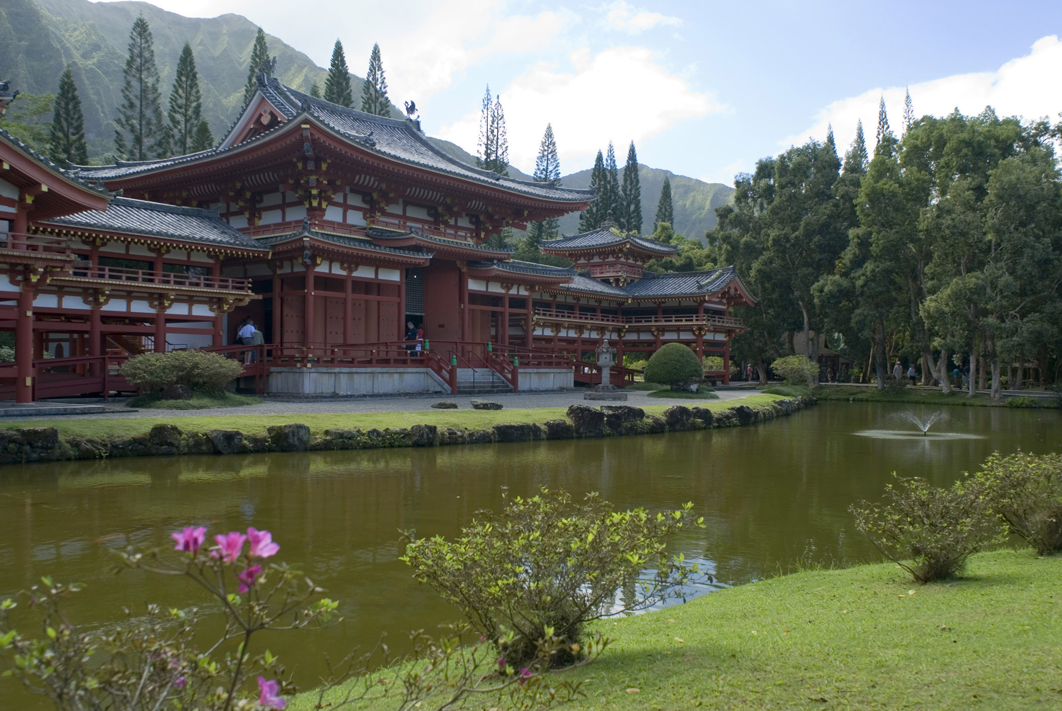 an image of Byodo-In Temple in Valley of the Temples, Oahu, Hawaii